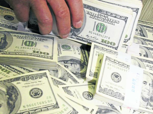 Riesgo país también ha subido junto al dólar