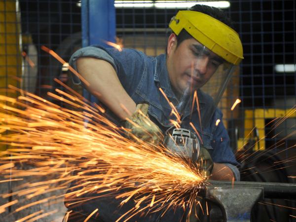 Manufacturas globales se contagian de la crisis