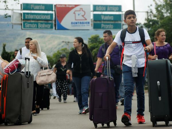 Venezolanos cruzan masivamente hacia Colombia