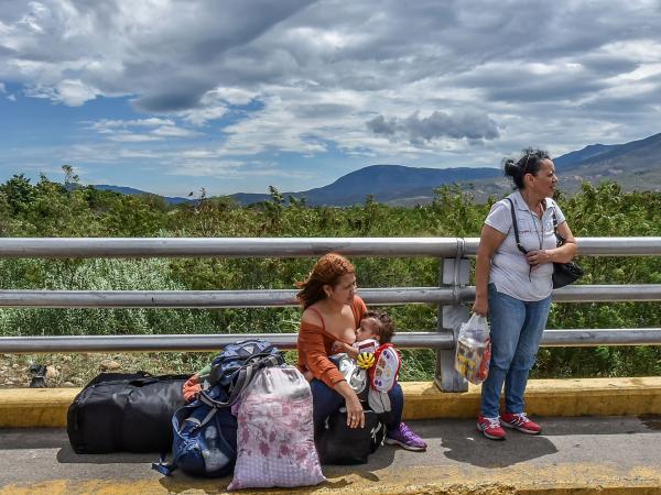 Venezolanos cruzan masivamente hacia Colombia