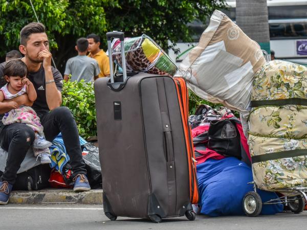 Venezolanos cruzan masivamente hacia Colombia