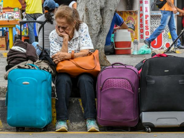 Venezolanos cruzan masivamente hacia Colombia