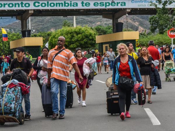 Venezolanos cruzan masivamente hacia Colombia