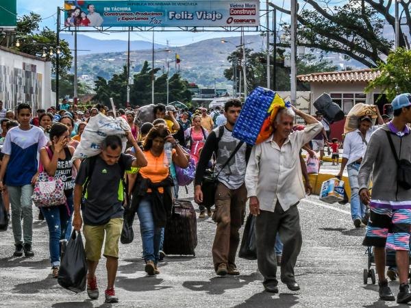 Venezolanos cruzan masivamente hacia Colombia