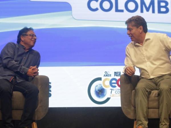 El presidente Gustavo Petro y Bruce Mac Máster, presidente de la Andi.