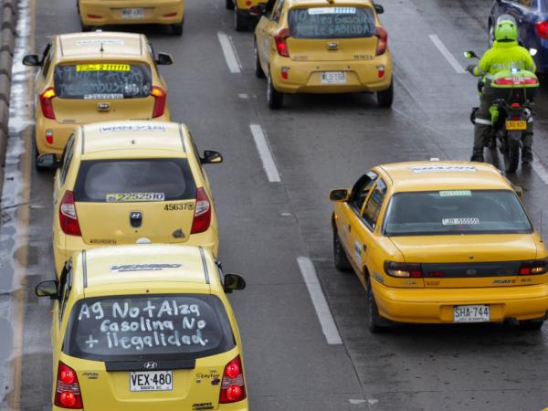 Taxistas se movilizan por la carrera 30, sentido sur.