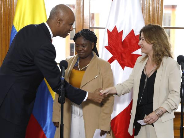 Ministro de Desarrollo Internacional de Canadá, Ahmed Hussen; la representante de ONU Mujeres Colombia, Bibiana Aido, y la vicepresidenta de Colombia, Francia Márquez