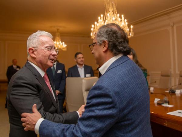 Presidente Gustavo Petro y Álvaro Uribe