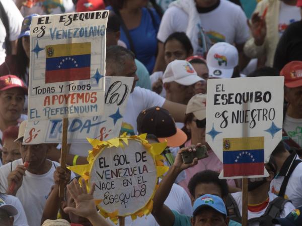 Varias personas celebran los resultados del referendo por El Esequibo