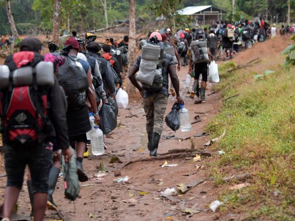 Migrantes cruzando el Darién