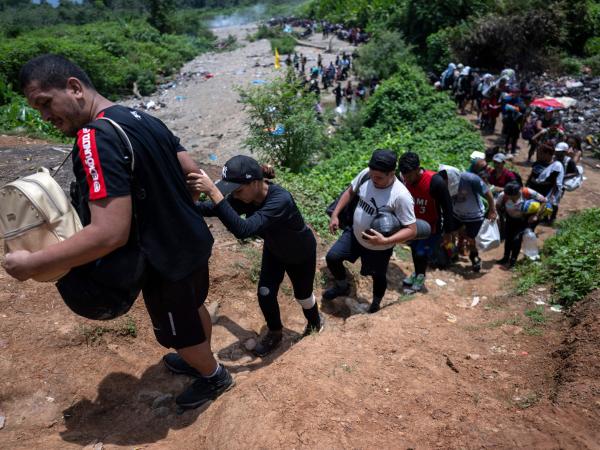 Migrantes cruzando el Darién