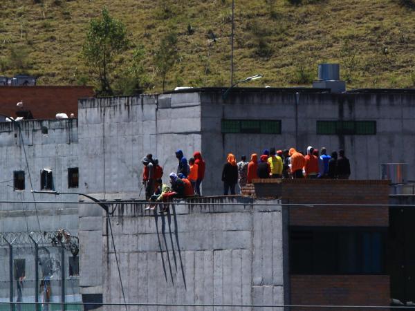 Motines en dos cárceles de Ecuador con guardias retenidos