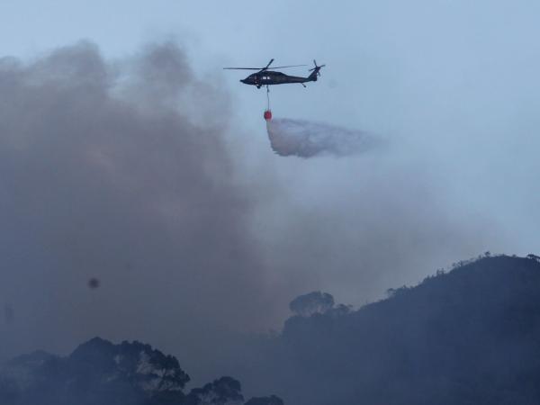 Helicópteros equipados con el sistema bambi bucket