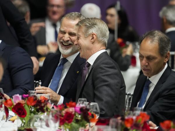 El rey Felipe VI y el director de operadores móviles (GSMA), Mats Granryd, durante la cena de bienvenida al MWC