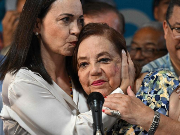 María Corina Machado (izq.), junto a Corina Yoris