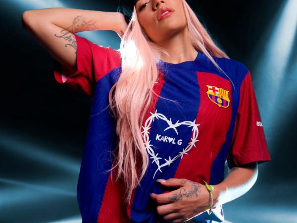 Karol G con la nueva camiseta de FCB