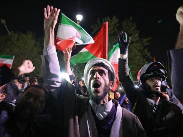 Manifestantes ondean la bandera de Irán