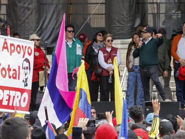 Manifestantes apoyando a Petro