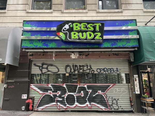 Fachada de una tienda de venta de cannabis