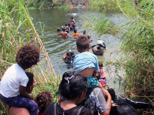 Migrantes cruzando el Darién