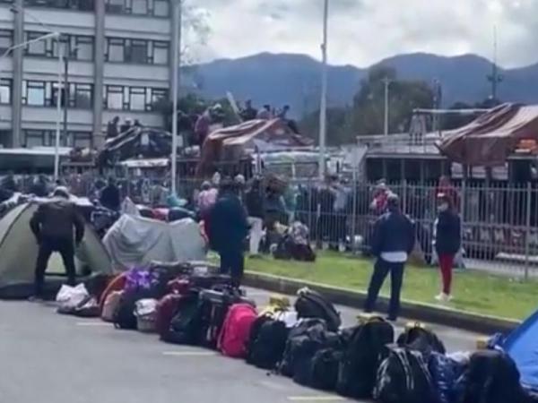 Protesta en la Agencia Nacional de Tierras en Bogotá