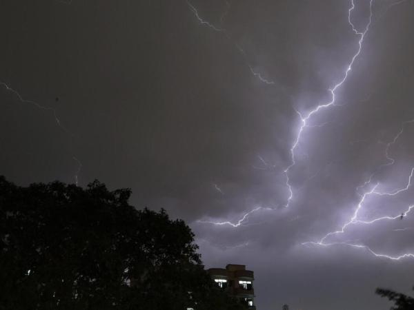 Tormenta electrica lluvia noche