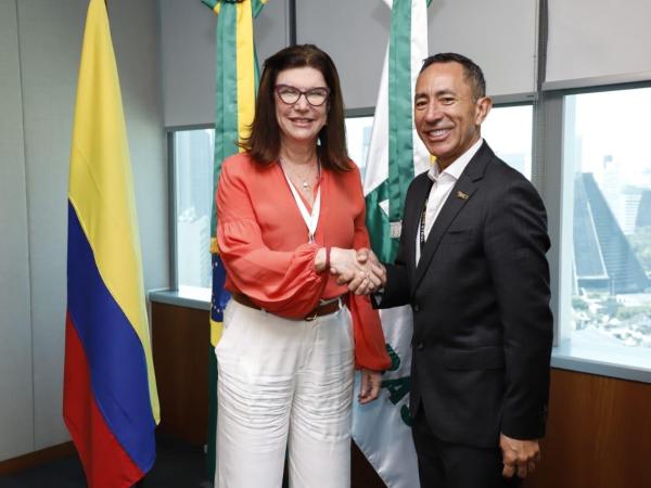 El presidente de Ecopetrol, Ricardo Roa con la CEO de Petrobras, Magda Chambriard.