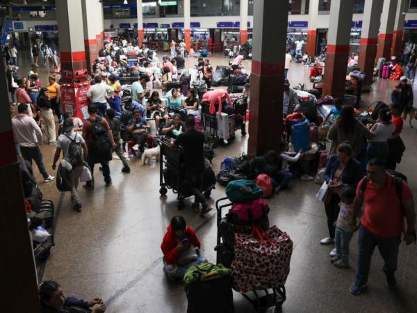 Viajeros represados en la terminal de El Salitre