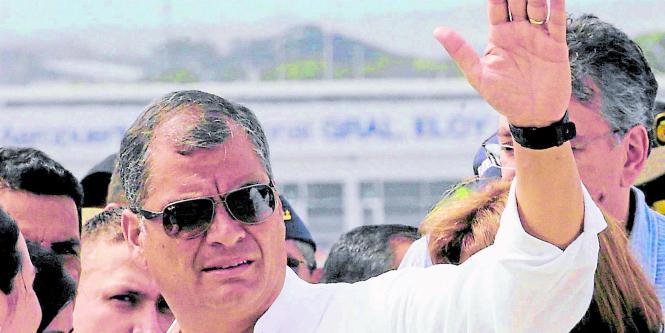 Rafael Correa en el aeropuerto de Manta, lugar del terremoto.