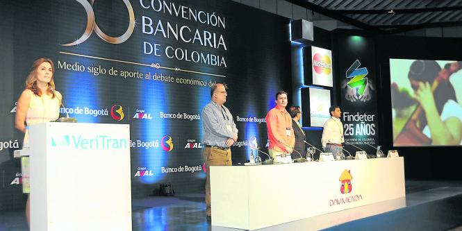 50 años de historia bancaria reunida en una convención