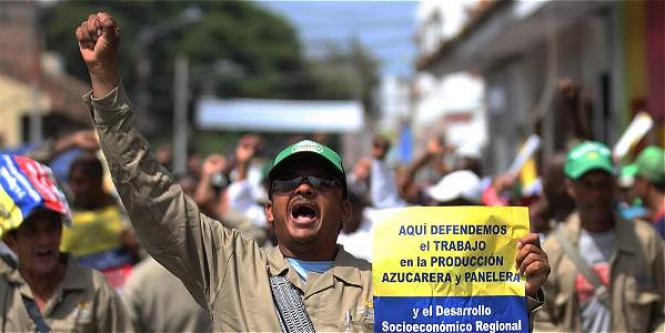 Unos 2 mil trabajadores del sector azucarero marcharon en Palmira exigiendo que la Superintendencia de Industria y Comercio reti