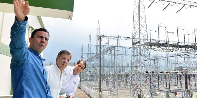 Juan Manuel Santos, Tomás González y el gerente de EPM, Jorge Londoño, en la hidroeléctrica Guatapé.