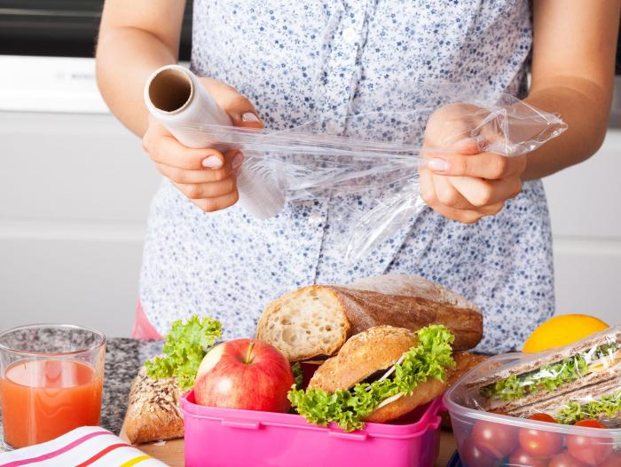 Empaque comida, no sólo ropa. Una comida sencilla hecha en el hogar es mucho menos caro que conseguir comida rápida o preparada