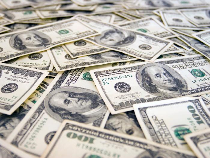 El dólar perdió 54,13 pesos y cerró en $2.569,53