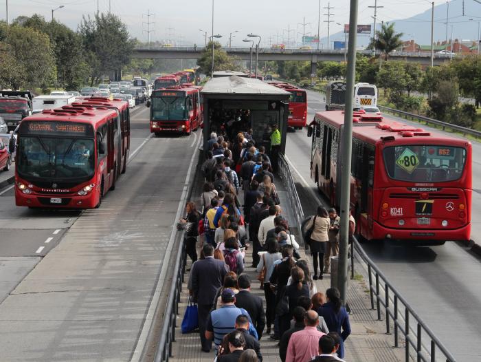 Estación de Transmilenio por la Autopista Norte.