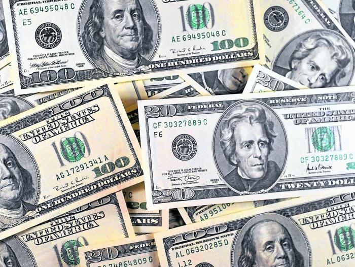 El dólar perdió 11 pesos y se cotizó al cierre en $2.460