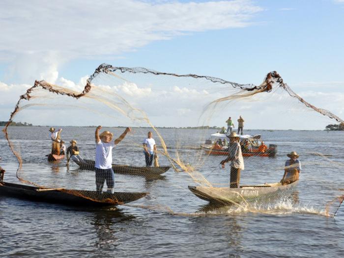 Lanzan ‘salvavidas’ a pescadores