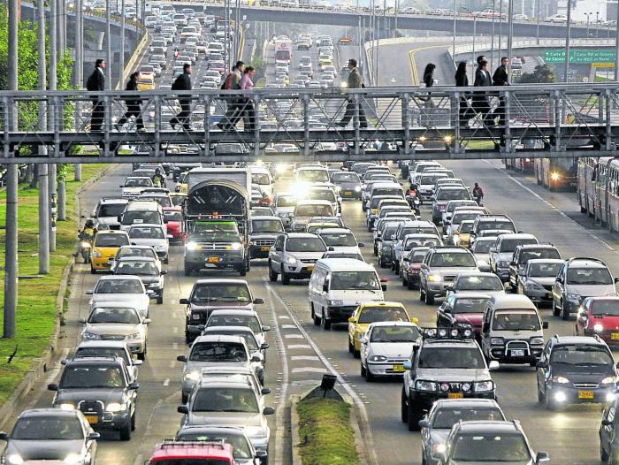 Transitar por una Autopista Norte de seis carriles, desde la Calle 100, que luego se reduce a tres carriles a la salida de la ci