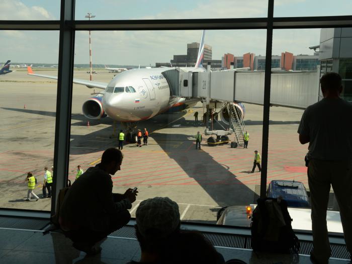 Las aerolíneas podrán decidir si sus pasajeros pueden utilizar móviles durante el vuelo.