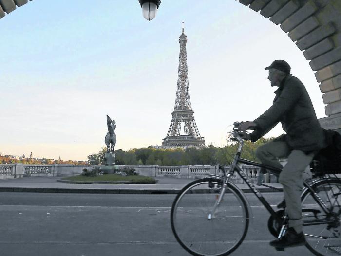 Salvando los puentes de París del peso del amor