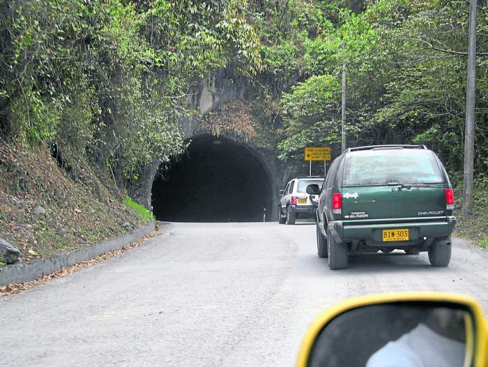 Cerrada siete horas al día la vía al Llano