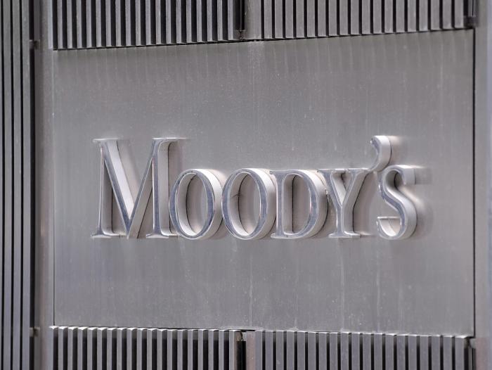 Moody's recorta calificación de 15 grandes bancos