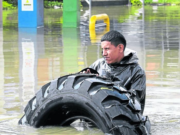 El Gobierno destinará dos billones de pesos para atender la emergencia invernal del año entrante.