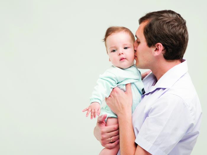 No disponer de tiempo ante una reciente paternidad. Recuerde que no por mucho tiempo que invierta en su hijo, la atención es mej