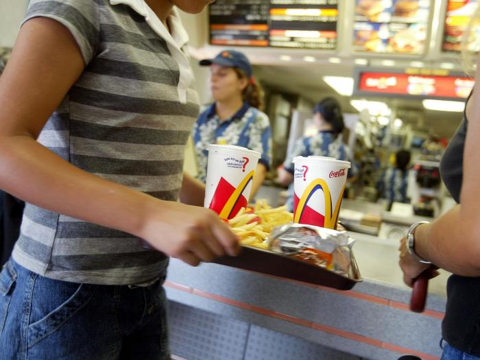 McDonalds es una de las cadenas de comidas rápidas más grandes del mundo. Sus productos principales son las hamburguesas.