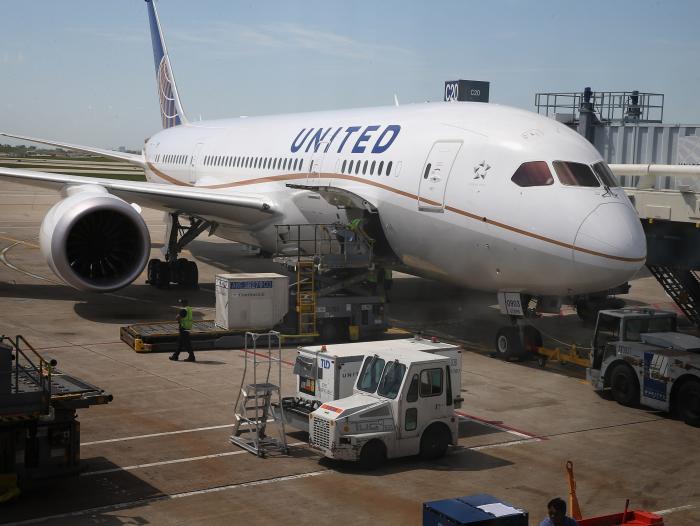 Recorrer los 12.565 kilómetros entre Bombay (IND) y Newark (USA) demora 16 horas y 5 minutos, según United Airlines.