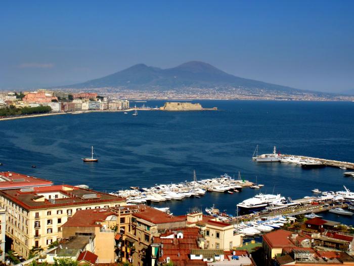 Nápoles, Italia. Caótica como pocas, a Nápoles es tan fácil amarla como odiarla… Lo que nadie dudará es que esta vivaz ciudad it