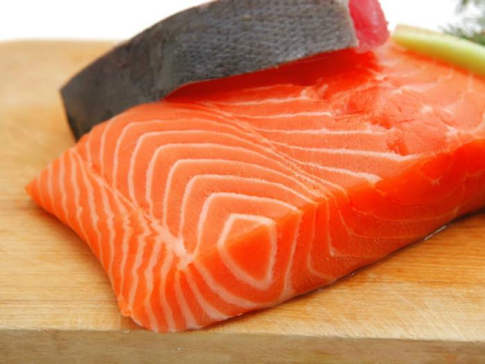 Salmón. Los ácidos grasos omega-3 que contiene este pescado ayudan a quemar grasa más rápido. Alteran la expresión de ciertos ge