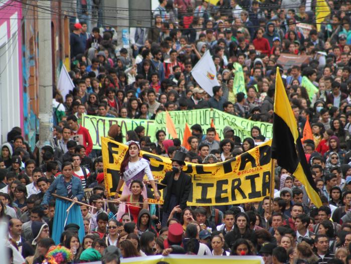 Miles de personas salieron a las calles en una jornada de protesta nacional convocada por los sindicatos para pedir al presidente Juan Manuel Santos un cambio en su política económica y social.