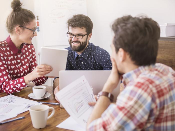 Es importante que nuestro trabajo lo conozcan en toda la empresa. Darnos a conocer más allá de nuestro jefe inmediato y equipo, tanto socialmente como para echar la mano, con una buena actitud.